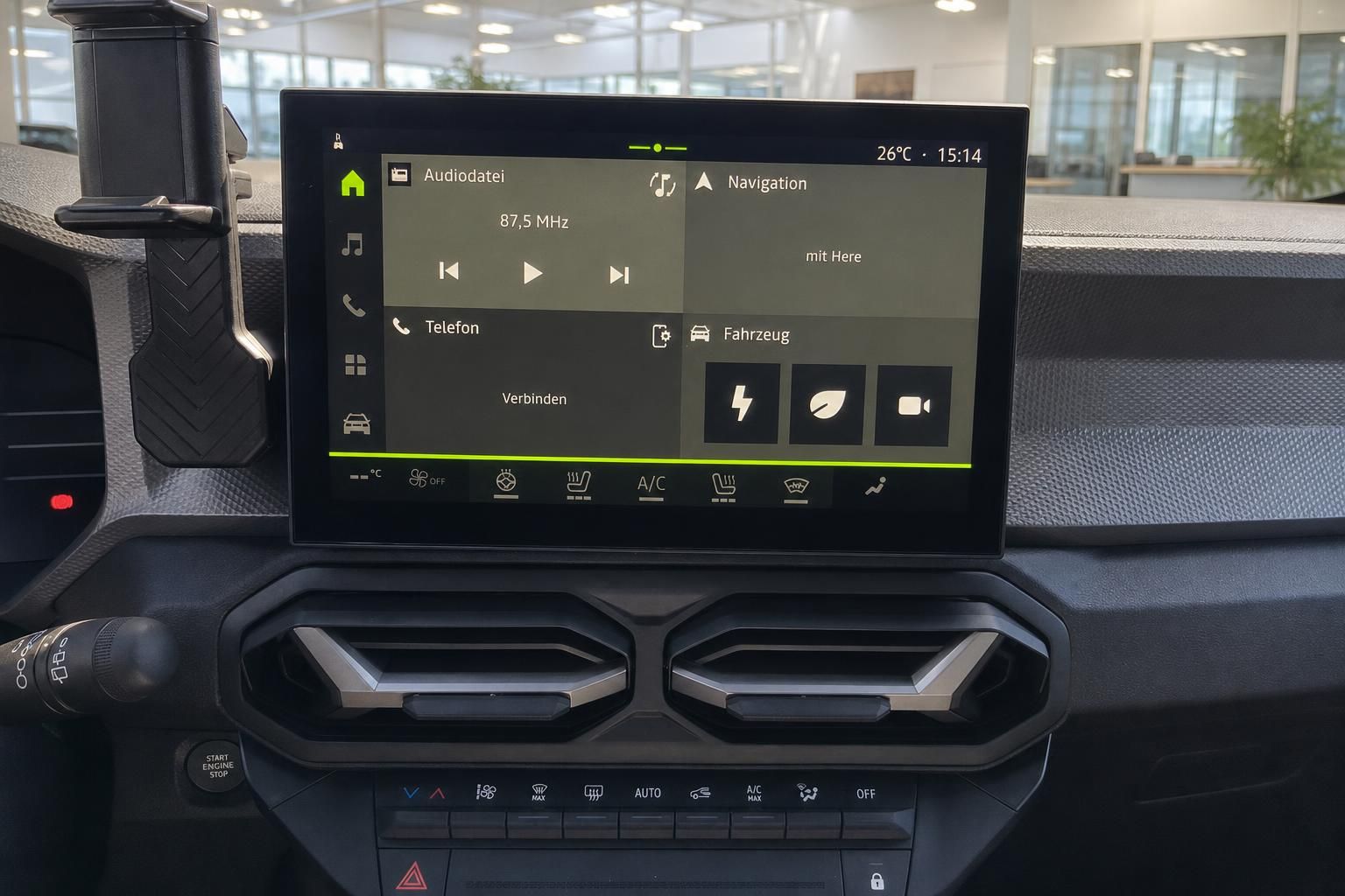 Zentrales Infotainment-Display mit Navigationssystem und Klimasteuerung