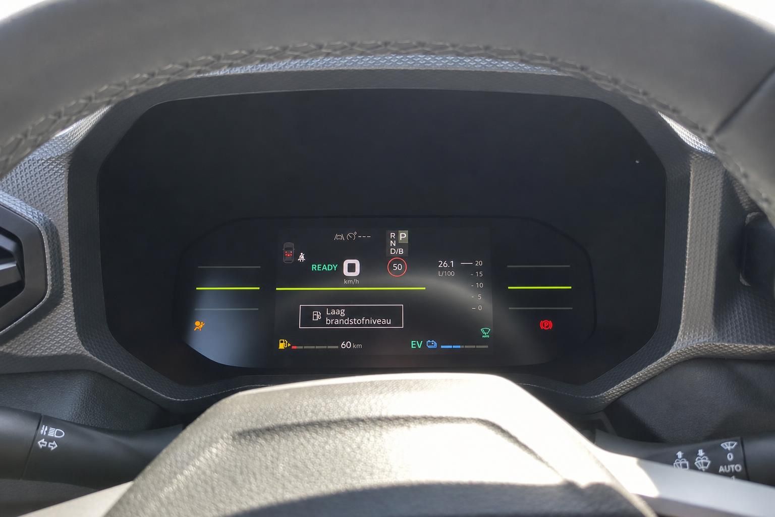 Digitales Kombiinstrument im Fahrzeug-Cockpit mit EV-Anzeige und Fahrzeugstatus