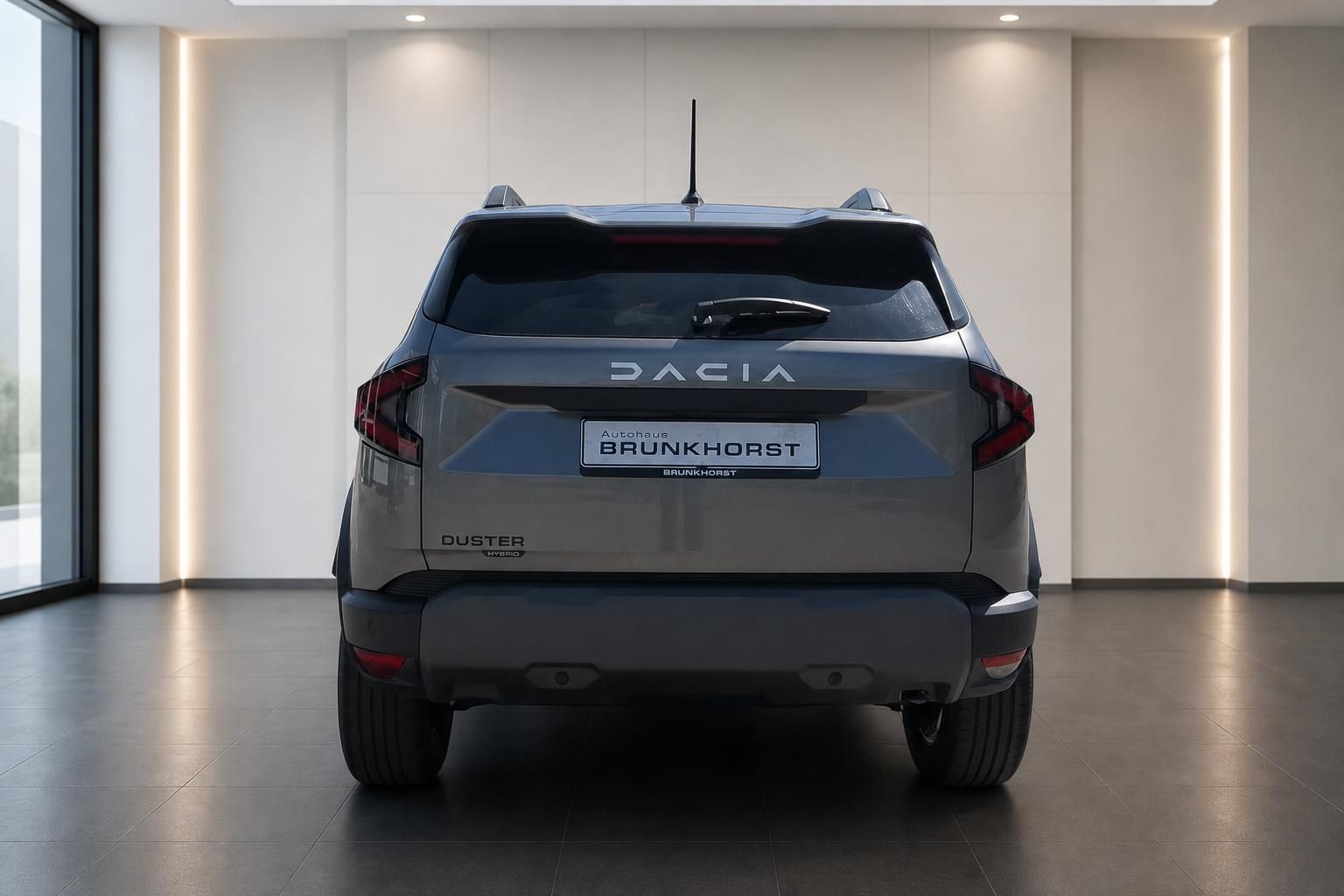 Dacia Duster Heckansicht in grauem Metallic mit Händlerkennzeichen Brunkhors