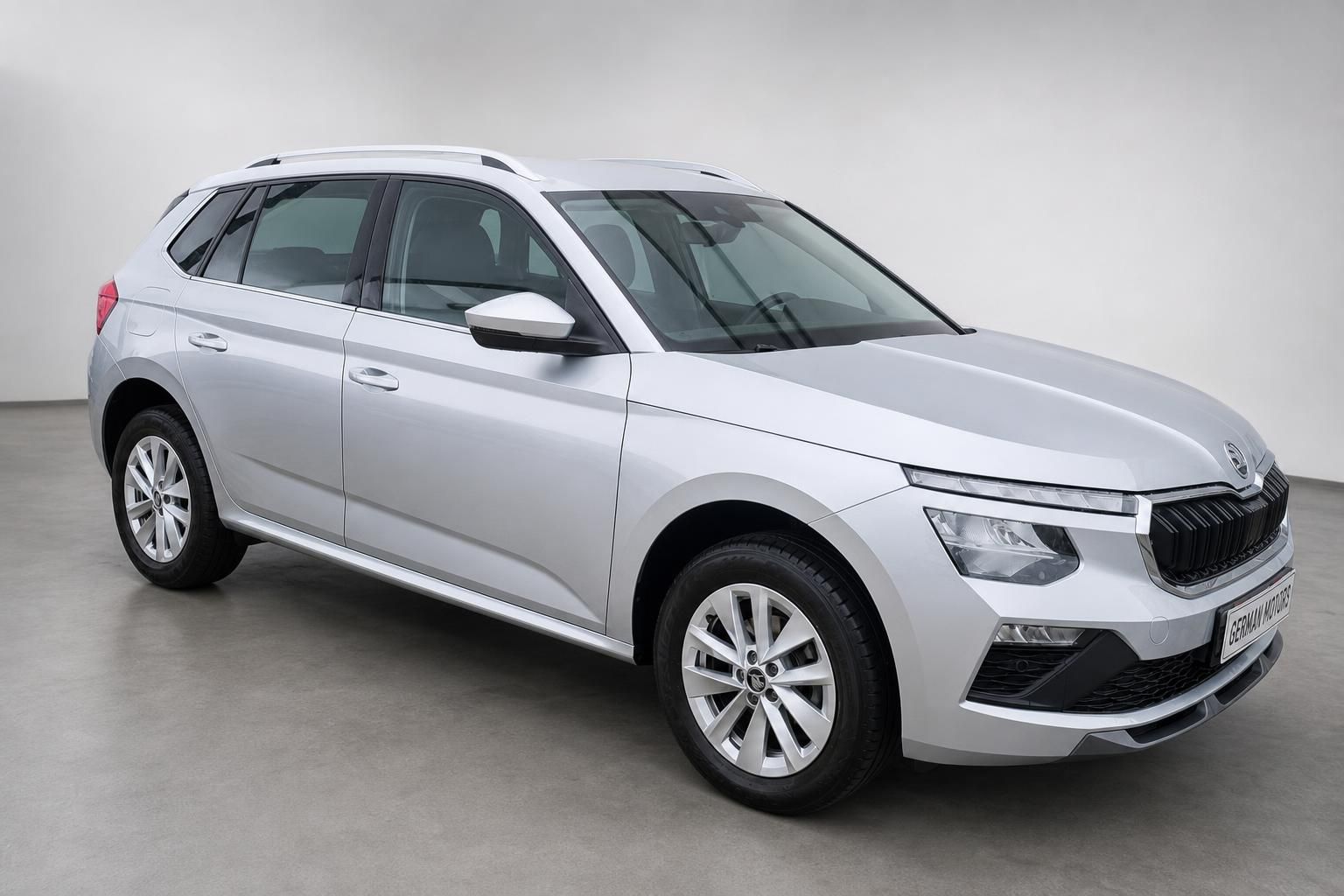 Skoda Kamiq silber Frontansicht schraeg Gebrauchtwagen Studio