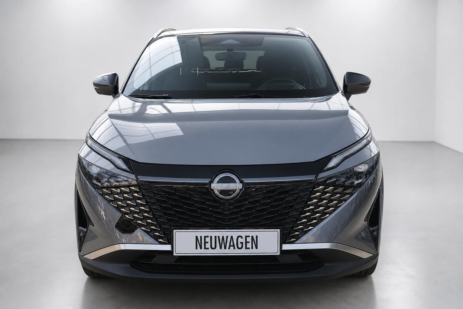 Nissan Qashqai Frontalansicht mit Kuehlergrill, grauer Neuwagen