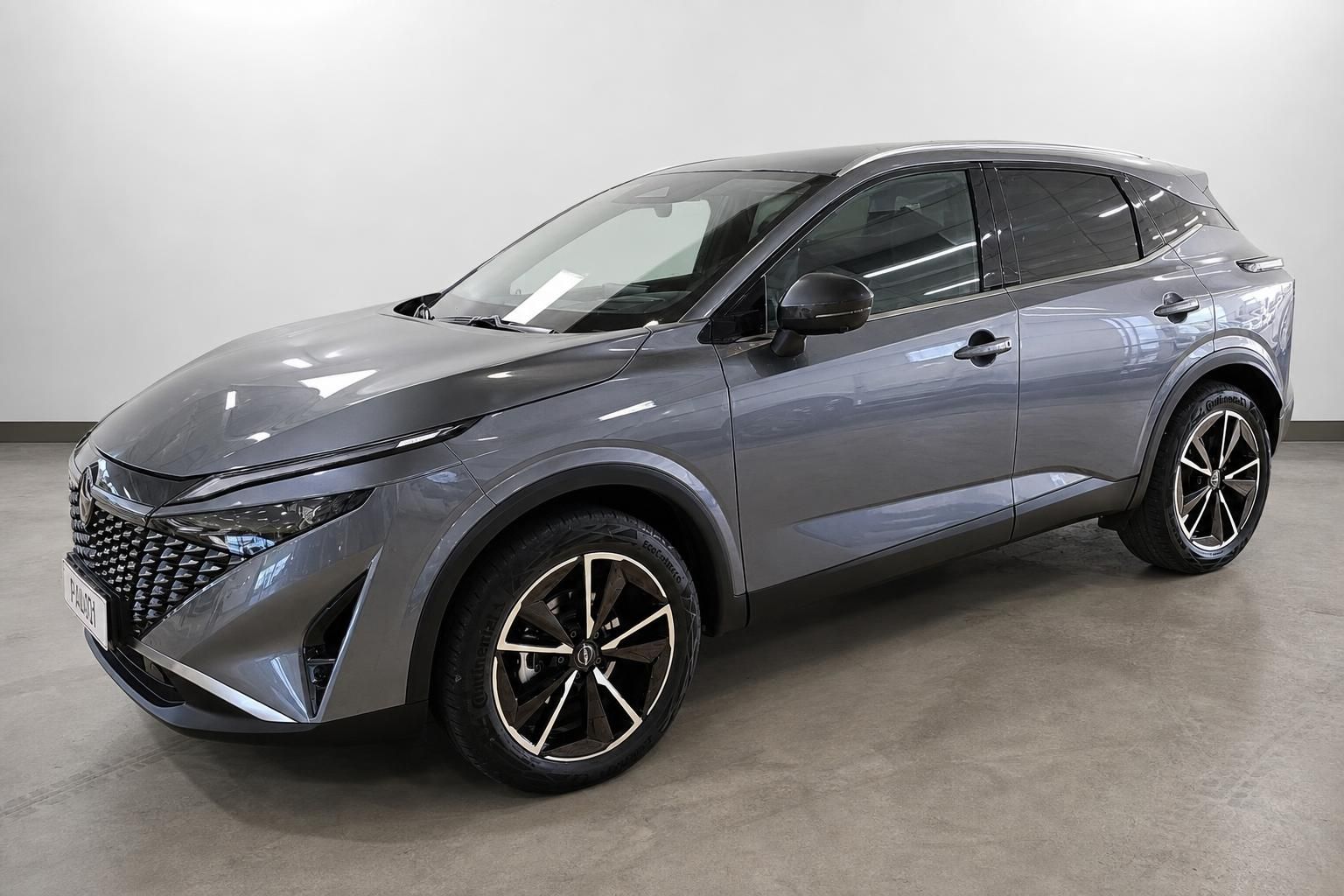 Nissan SUV in Grau, Seitenansicht schräg von vorne
