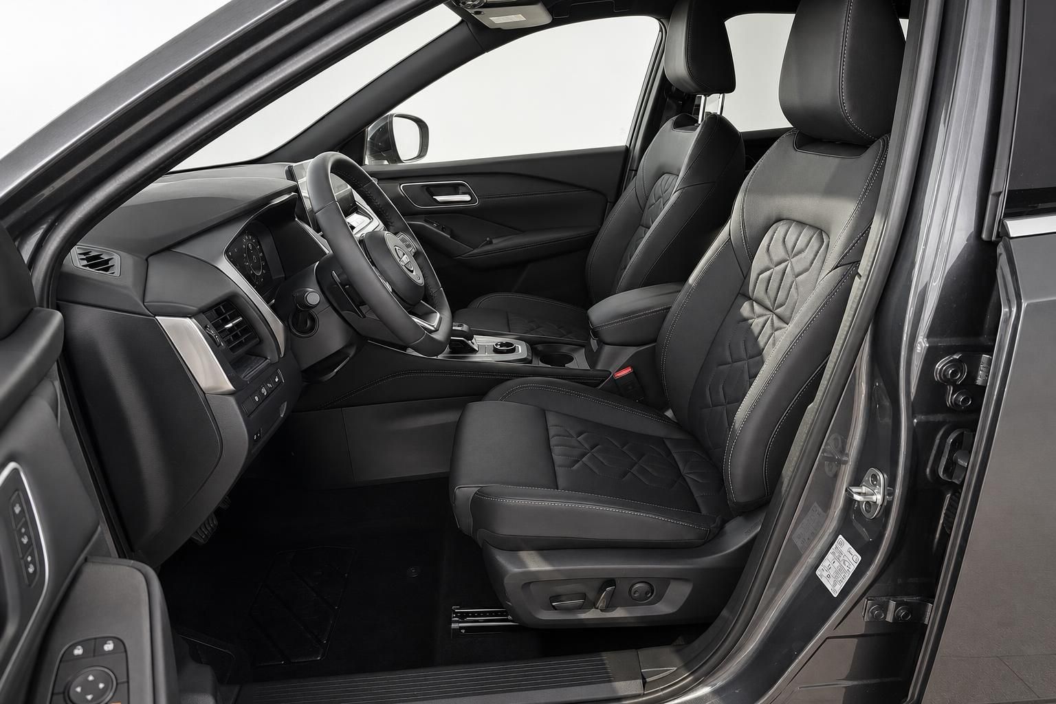 Nissan SUV Innenraum mit schwarzen Ledersitzen und Cockpit