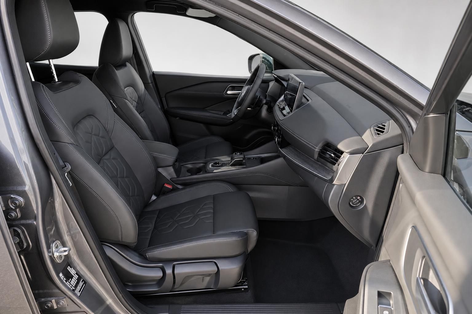 Nissan Innenraum mit Vordersitzen und Armaturenbrett Detailansicht