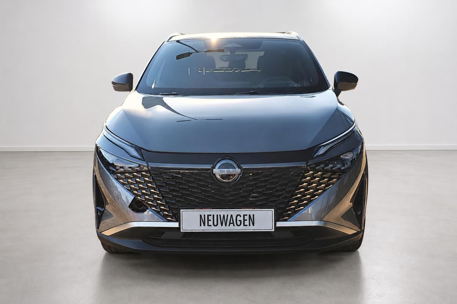 Nissan Qashqai Neuwagen Frontansicht grau im Studio