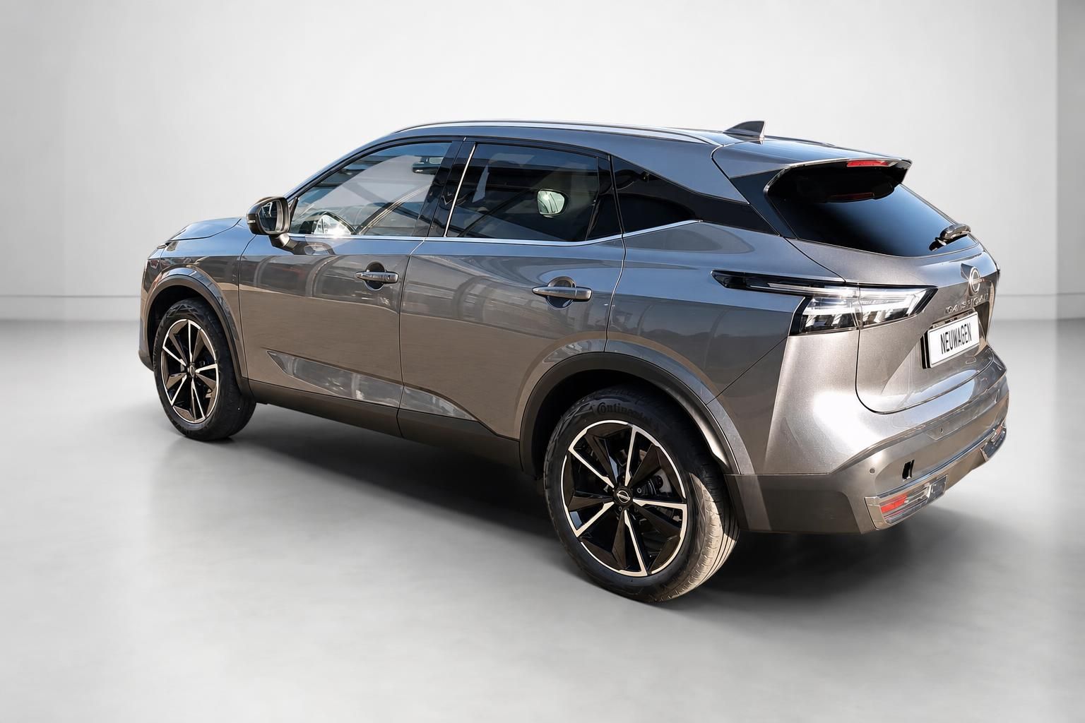 Nissan Qashqai in Braun-Metallic, Seitenansicht von hinten im Studio