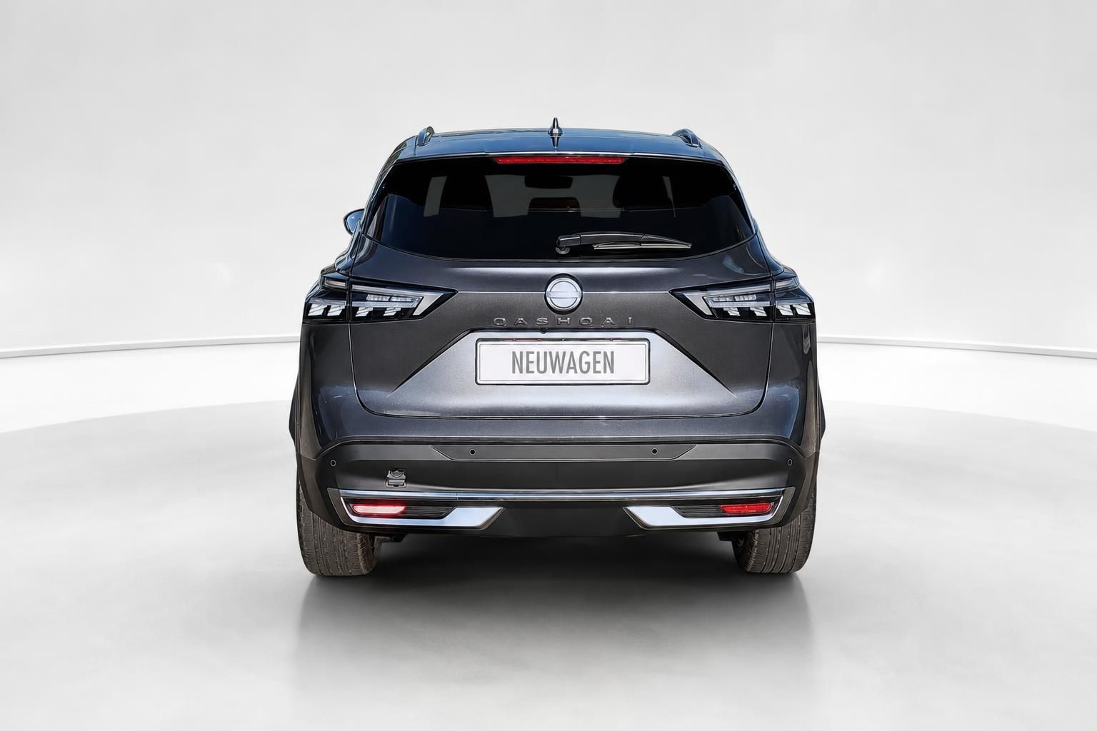 Nissan Qashqai Neuwagen Heckansicht grau im Studio