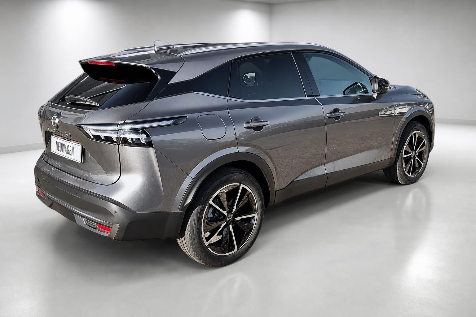 Nissan Qashqai Heckansicht schraeg, graues Neuwagen SUV im Studio
