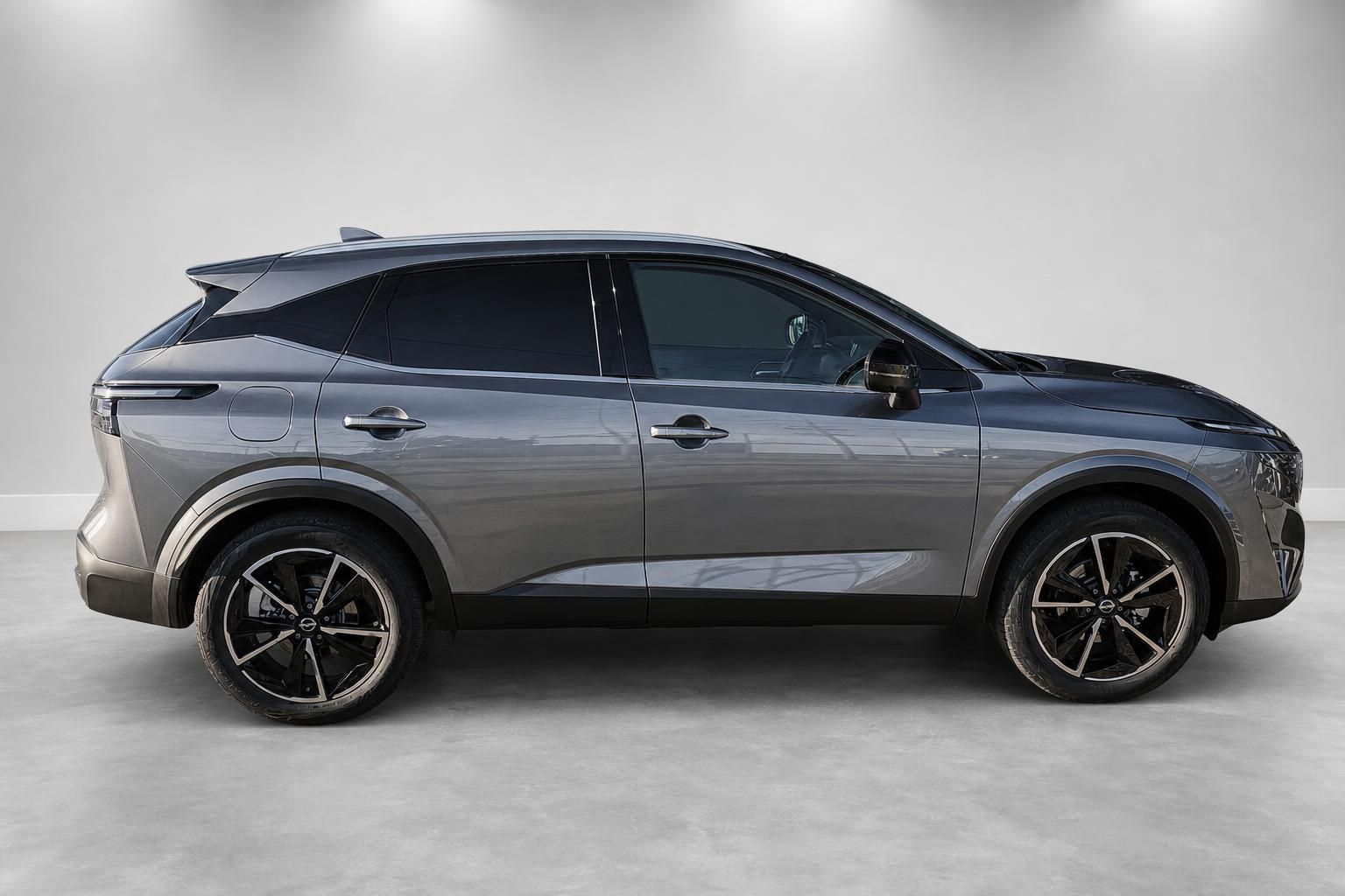 Nissan Qashqai Seitenansicht komplett, brauner SUV Neuwagen