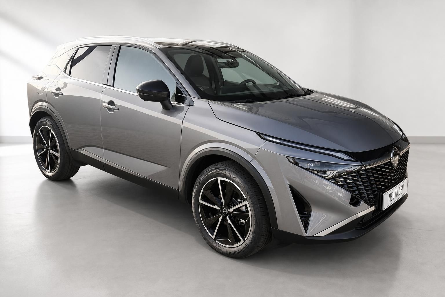 Nissan Qashqai Frontansicht schraeg, grauer Neuwagen SUV im Studio