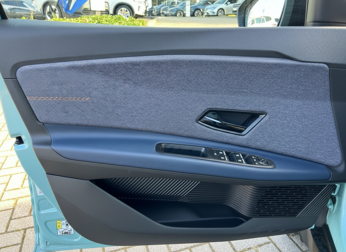 Türkisfarbenes Fahrzeug Fahrertür Innenverkleidung mit Stoffbezug und Fensterheber-Bedienfeld