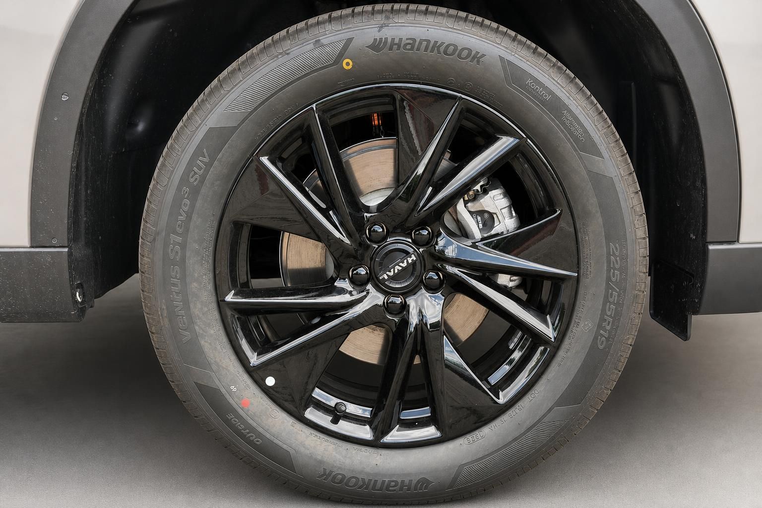 Nahaufnahme Felge und Reifen eines Haval SUV mit Hankook Bereifung