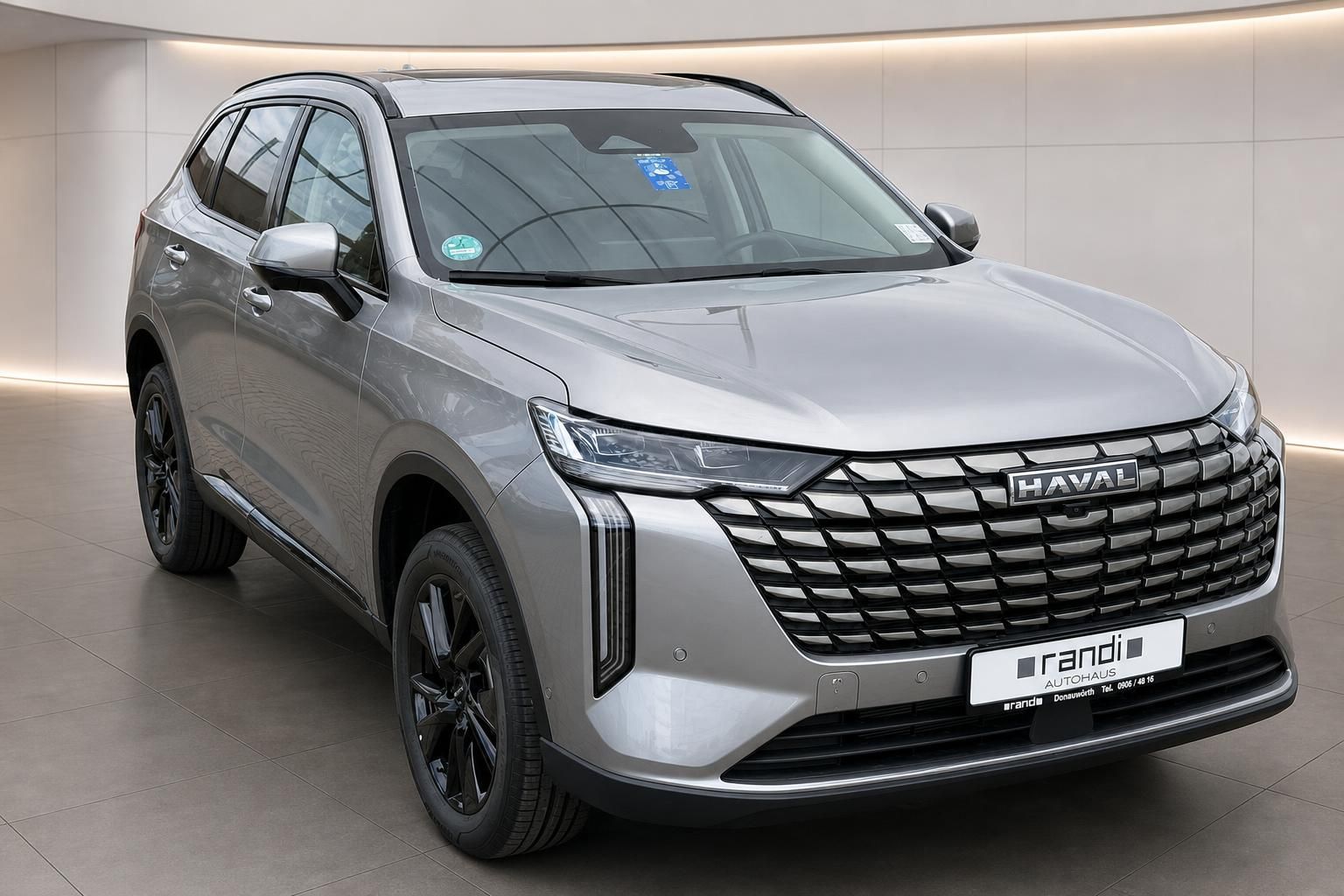 Haval SUV in Silber, Frontansicht schräg im modernen Showroom