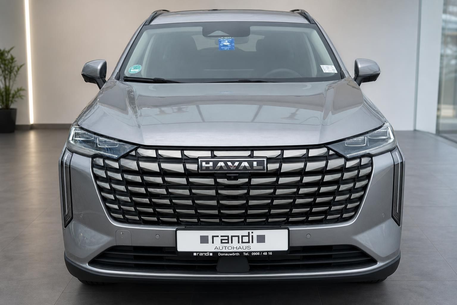 Haval SUV in Grau, direkte Frontansicht mit LED-Scheinwerfern