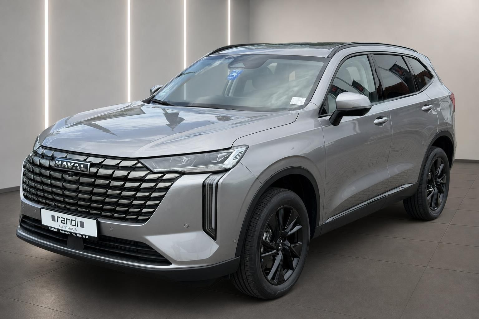 Haval SUV in Silber-Grau, Frontansicht schräg beim Autohaus Randi