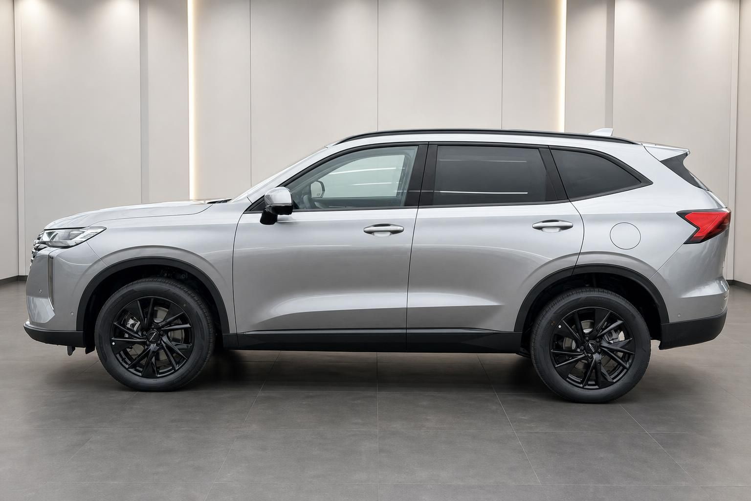 Haval SUV in Silber, Seitenansicht mit schwarzen Felgen