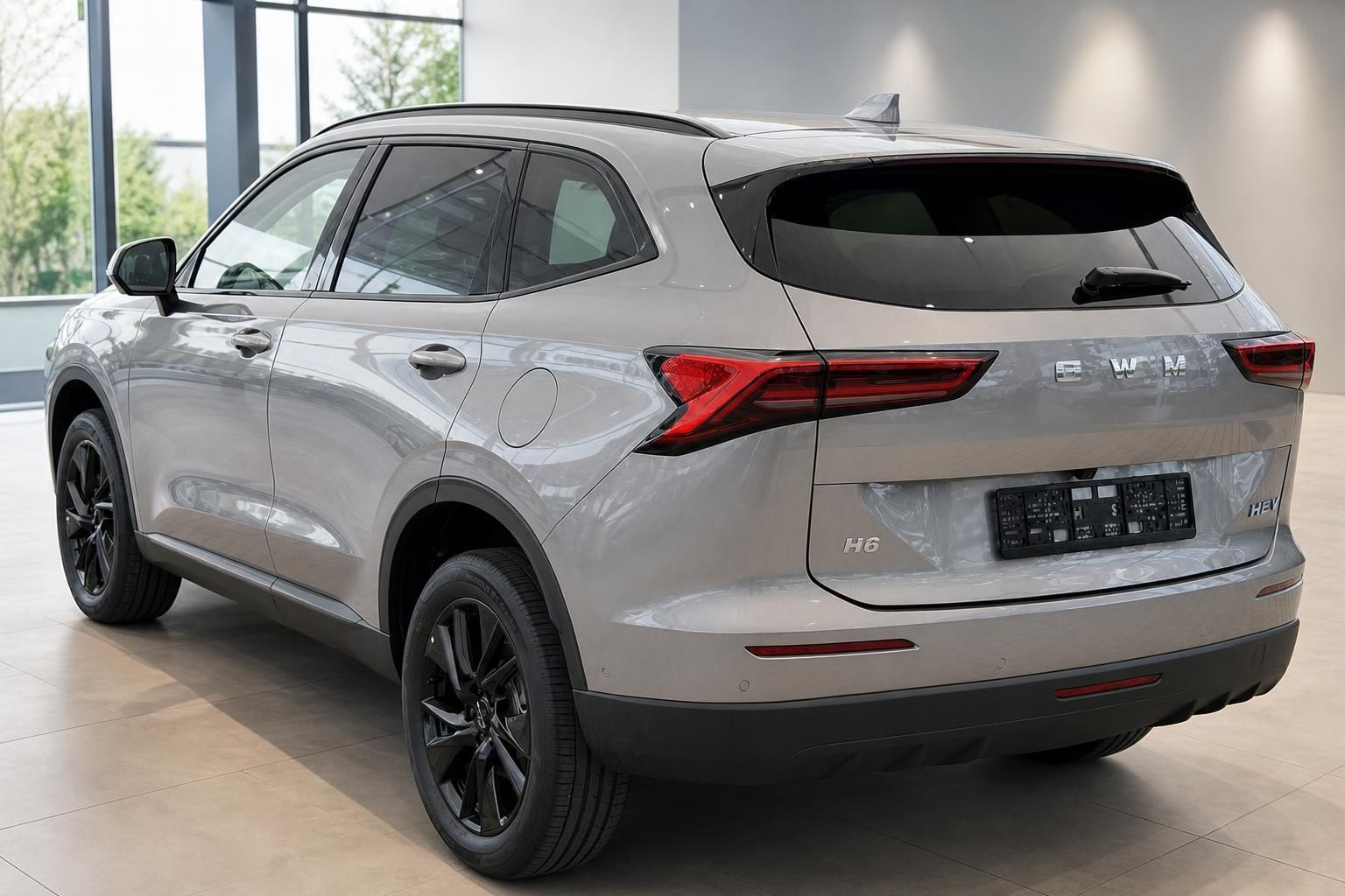 GWM H6 HEV SUV Silber, Heck- und Seitenansicht im Showroom