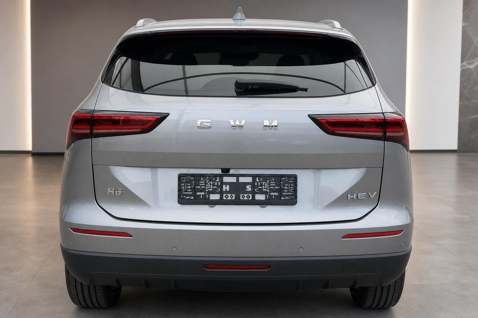 GWM H6 HEV SUV in Silber, Heckansicht im Autohaus