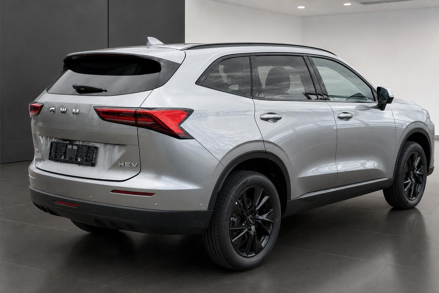GWM H6 HEV SUV Silber, Heck-Seitenansicht im Showroom