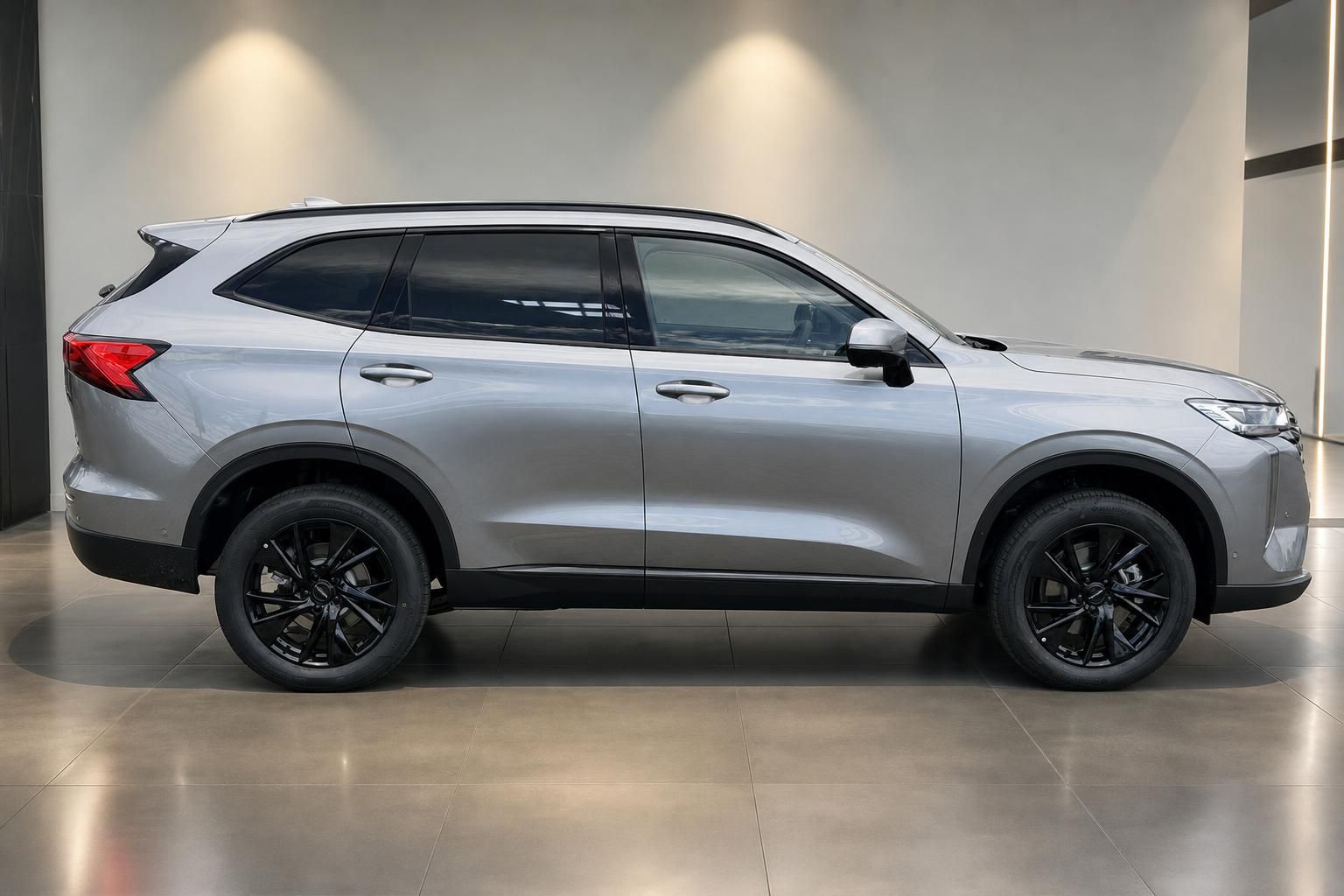 GWM H6 SUV in Silber, Seitenansicht mit schwarzen Felgen