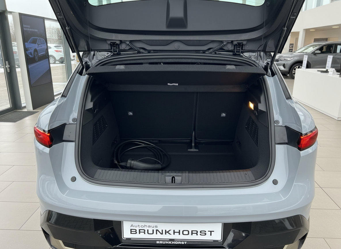 Volkswagen SUV Kofferraum offen mit Ladekabel im Autohaus Brunkhorst