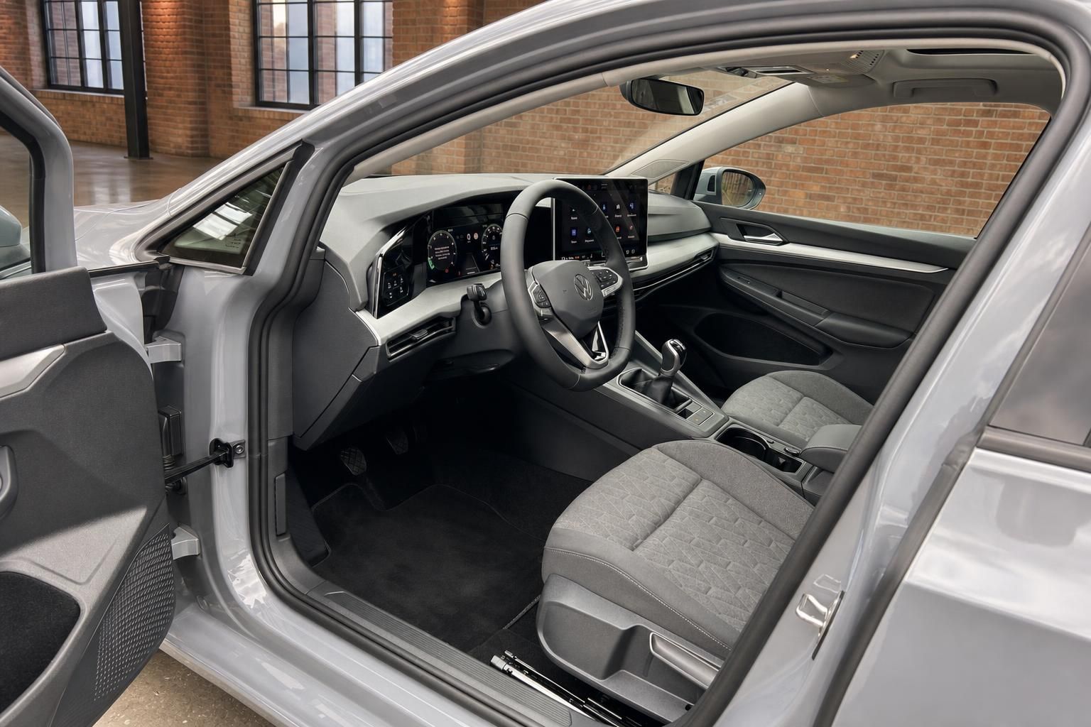 VW Golf Innenraum mit Cockpit, Lenkrad und Digitaltacho, Fahrertuer offen