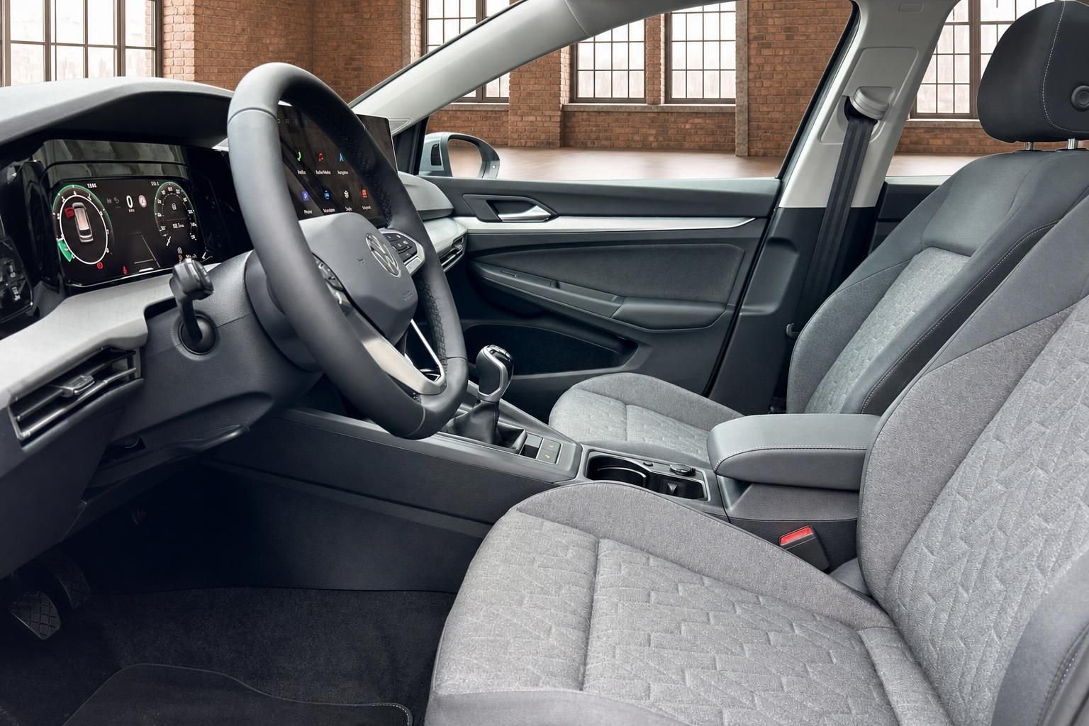 VW Innenraum Vordersitze mit Lenkrad und digitalem Cockpit