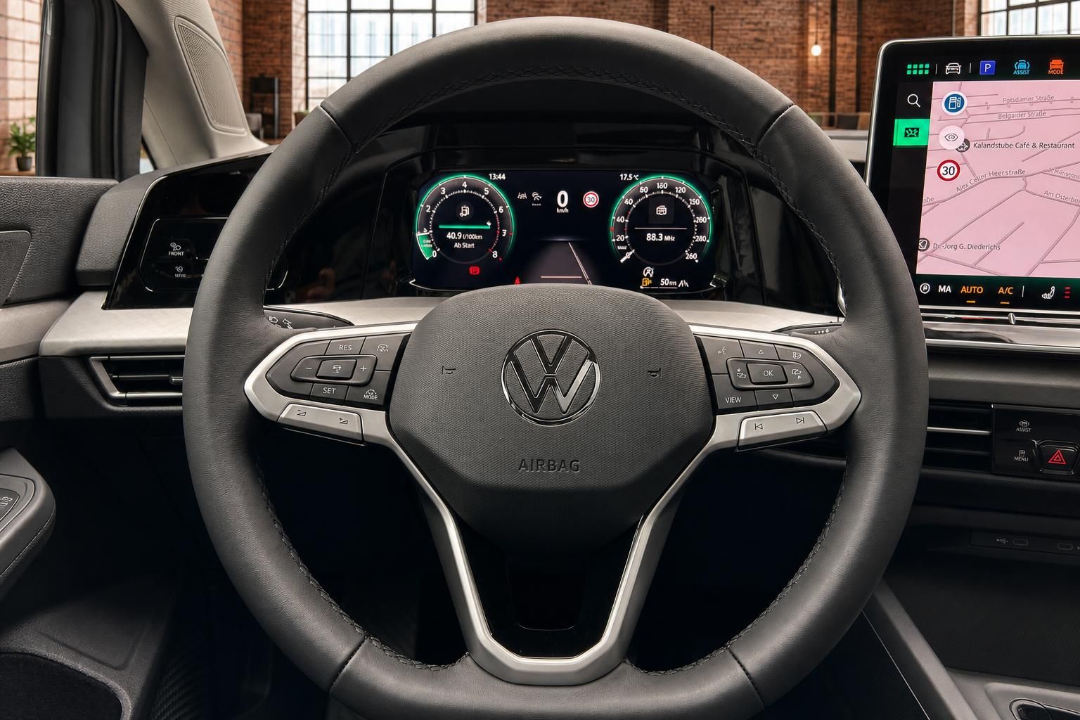 VW Lenkrad Nahaufnahme mit digitalem Tacho und Display