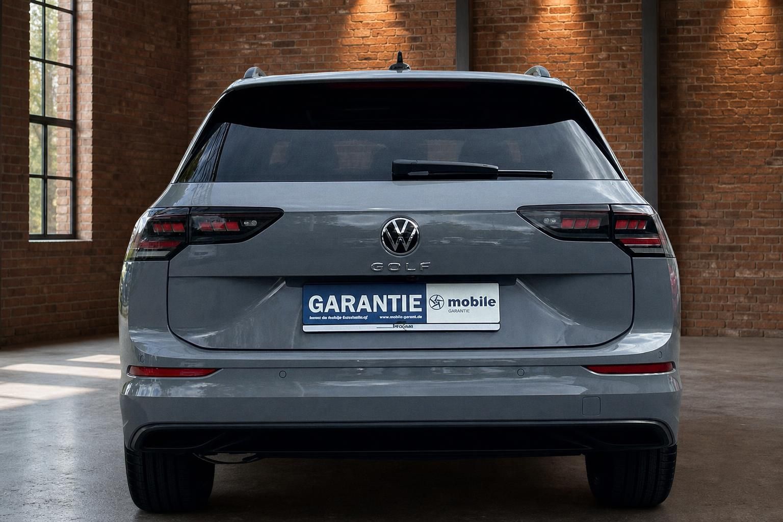 VW Golf Variant grau Heckansicht frontal mit LED-Rueckleuchten