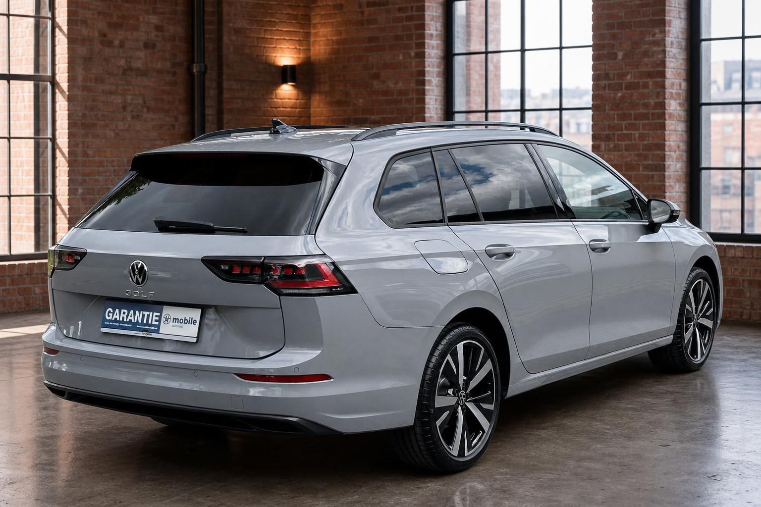 VW Golf Variant grau Heckansicht seitlich in Industriehalle