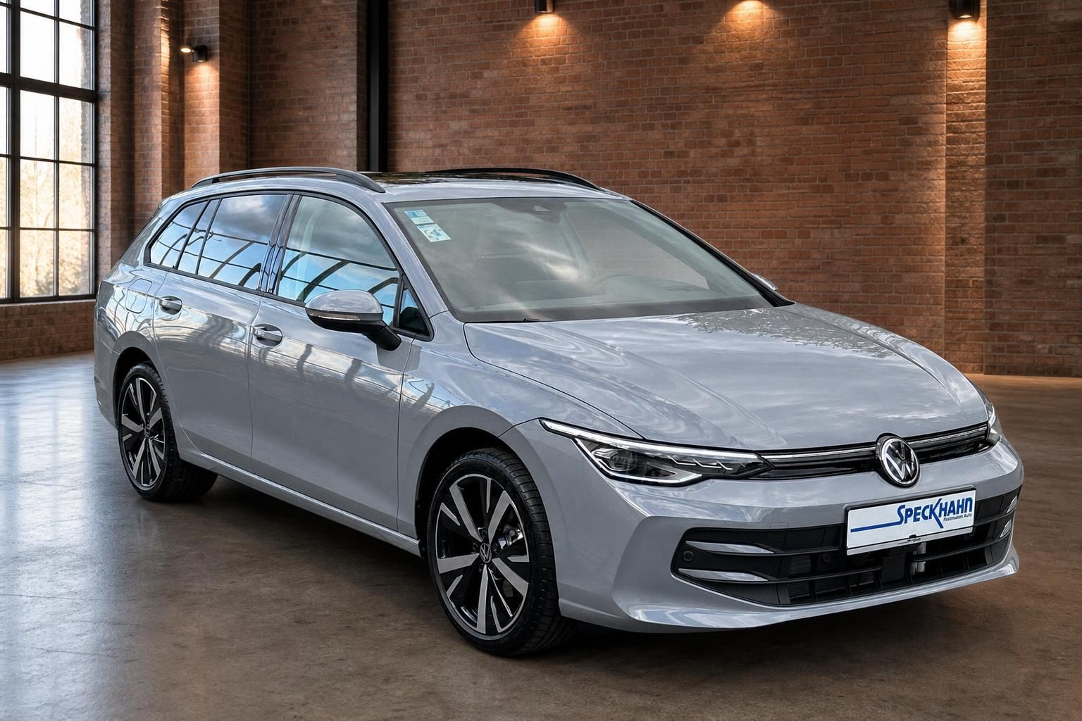 VW Golf Variant grau Frontansicht seitlich mit LED-Scheinwerfern