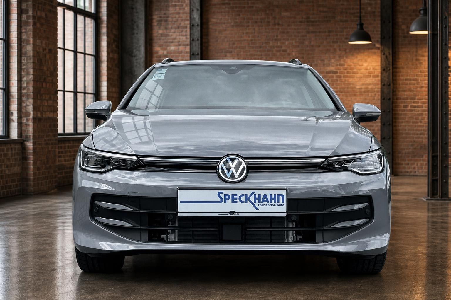 VW Golf Frontansicht in Silber, Frontgrill und LED-Scheinwerfer im Detail
