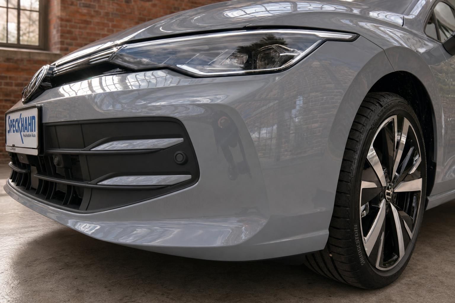 VW Golf silber, Nahaufnahme Frontstossstange mit LED-Scheinwerfer und Felge