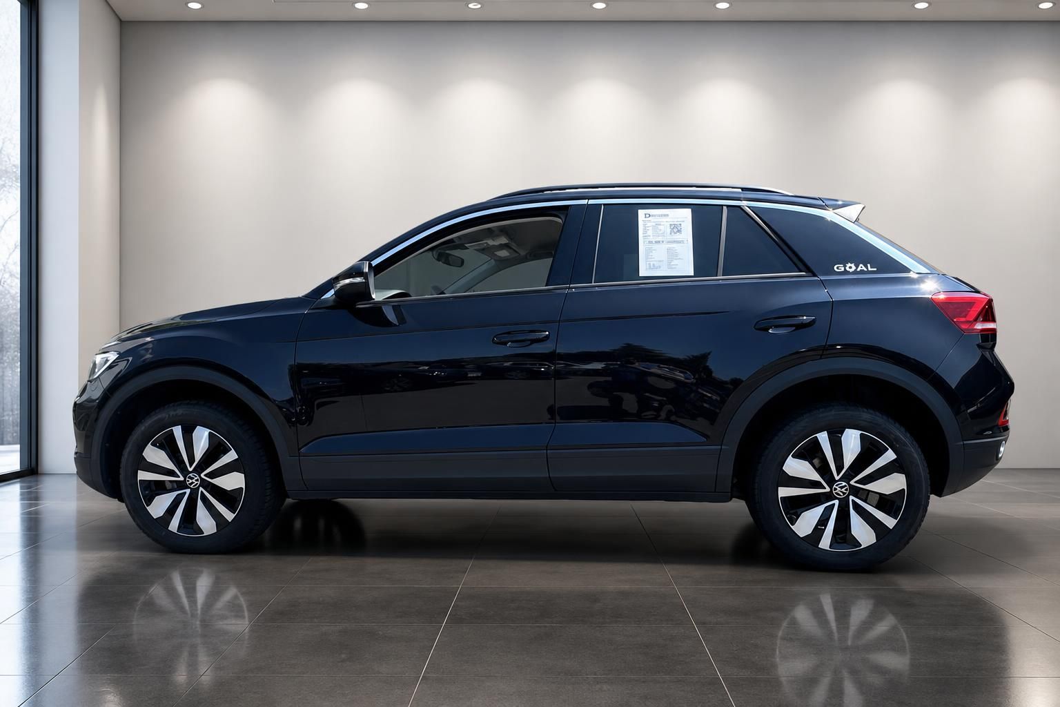 VW T-Roc Goal schwarz Seitenansicht links im Showroom – Kompakt-SUV