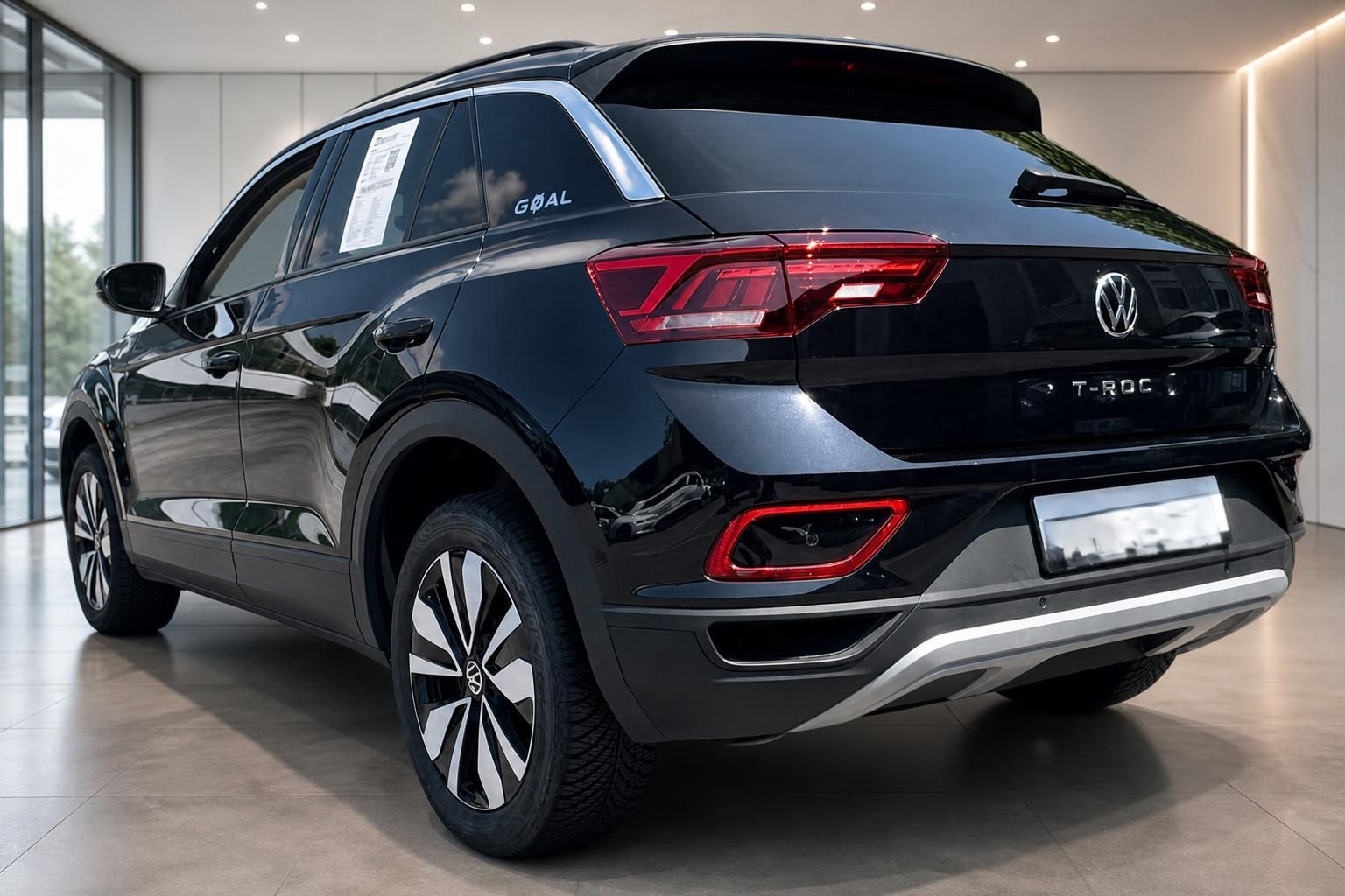 VW T-Roc Goal schwarz Heckansicht schräg im Autohaus – SUV Kompaktklasse