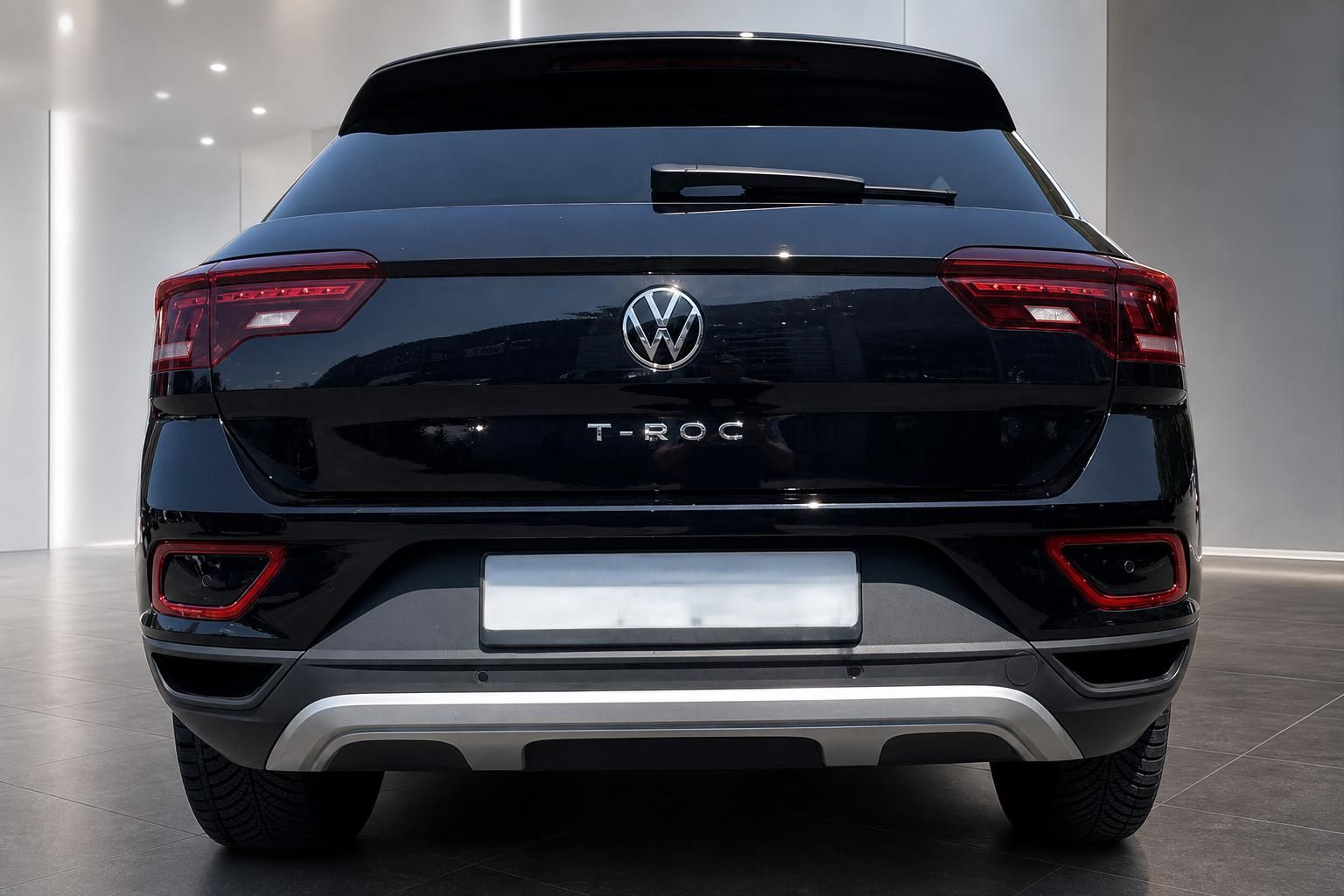 VW T-Roc schwarz Heckansicht gerade im Showroom – Kompakt-SUV tiefschwarz
