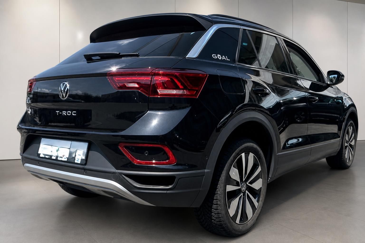 VW T-Roc Goal schwarz Heckansicht im Autohaus – SUV mit LED-Rückleuchten