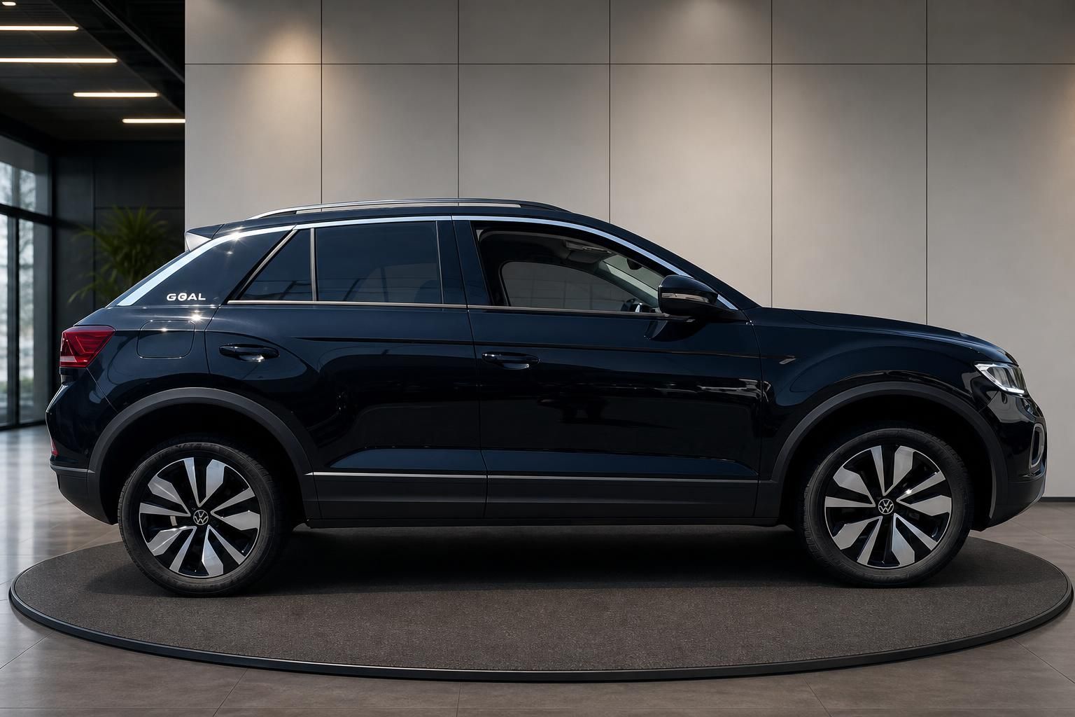 VW T-Roc Goal dunkelblau Seitenansicht auf Drehteller im Autohaus