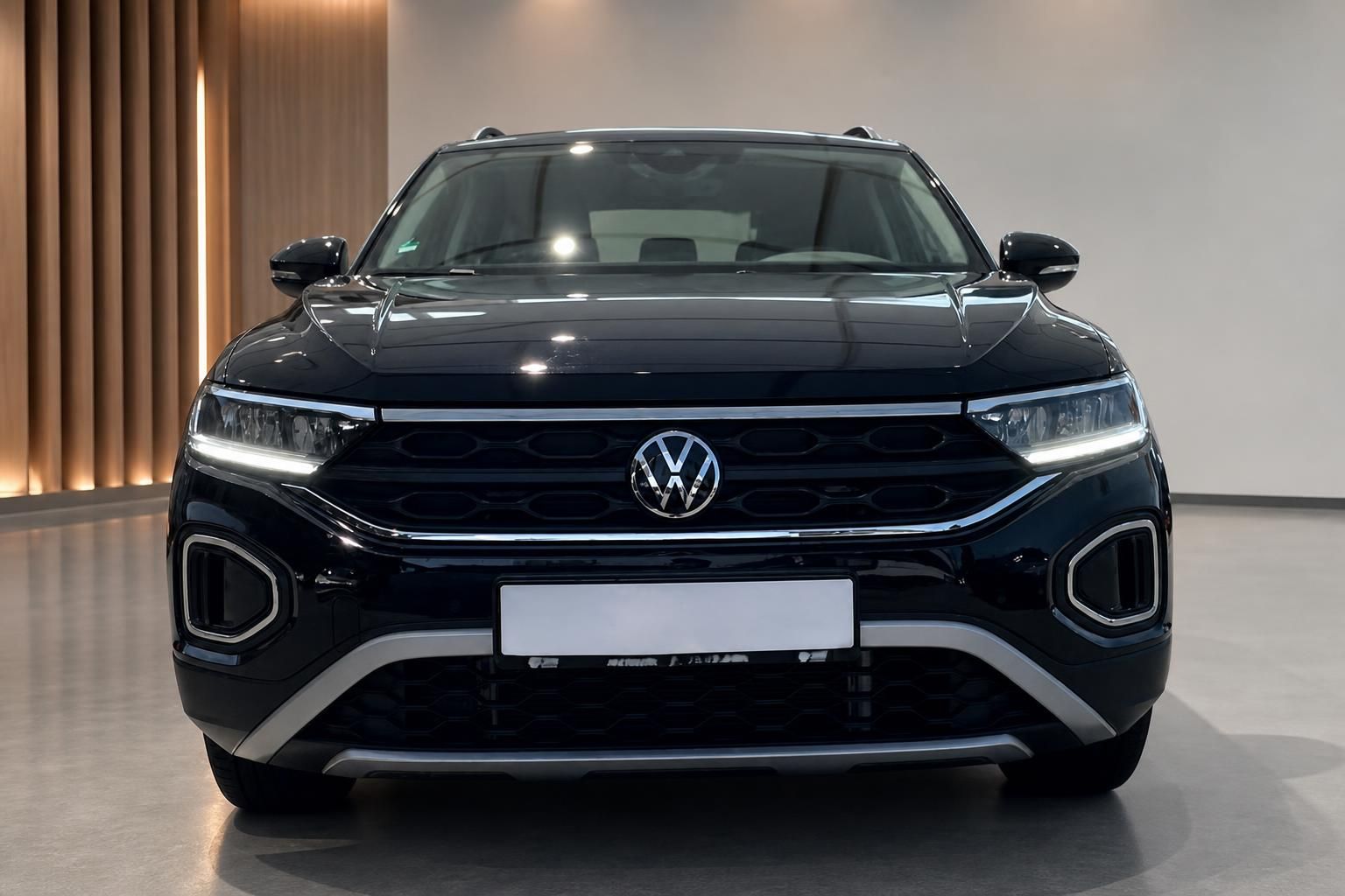 VW T-Roc schwarz Frontansicht im Showroom – kompakter SUV mit LED-Tagfahrlicht