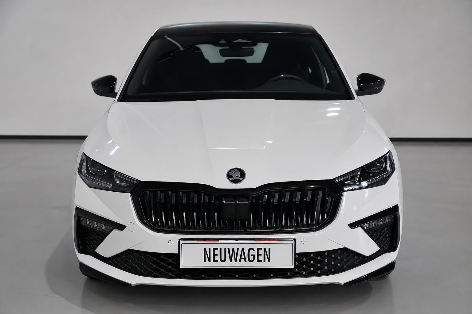 Skoda Scala weiß, Frontalansicht mit Kühlergrill im Studio