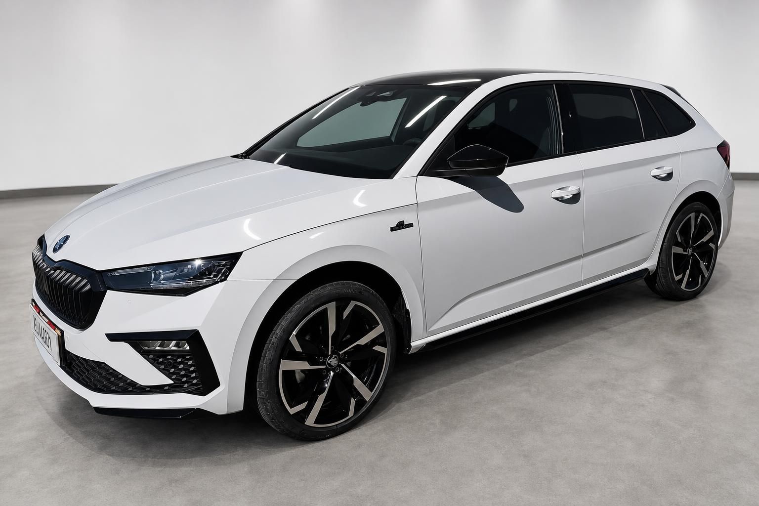 Skoda Scala Monte Carlo weiß, Frontansicht schräg von vorne links