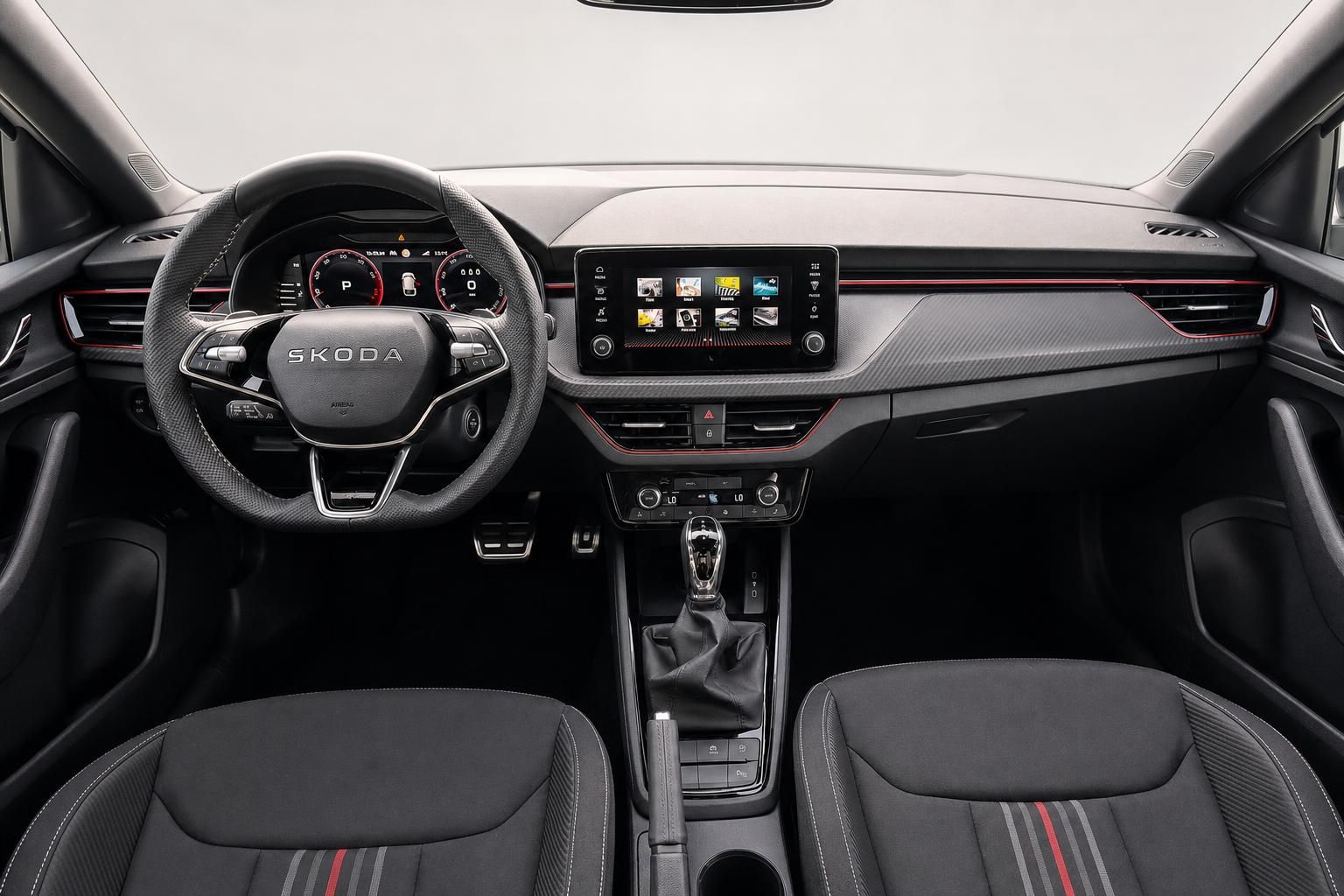 Skoda Cockpit mit Lenkrad, Sportsitzen und Infotainment-Display