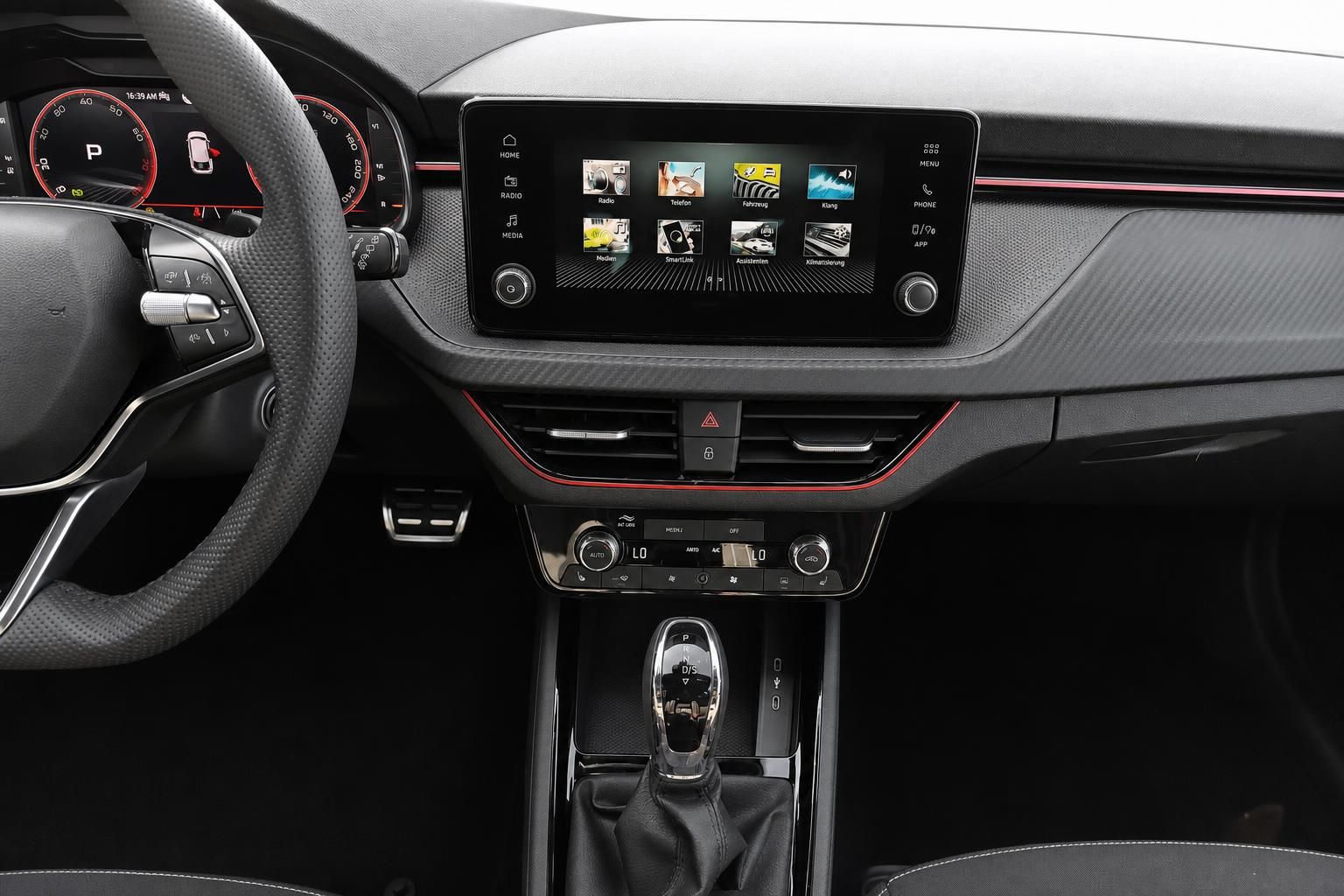 Skoda Innenraum mit Multimedia-Touchscreen und digitalem Cockpit