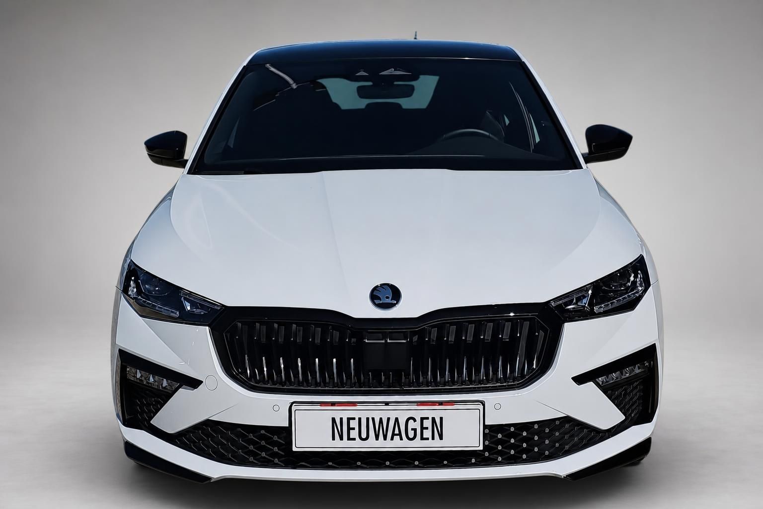 Skoda Scala weiß Frontansicht mit Kühlergrill und LED-Scheinwerfern