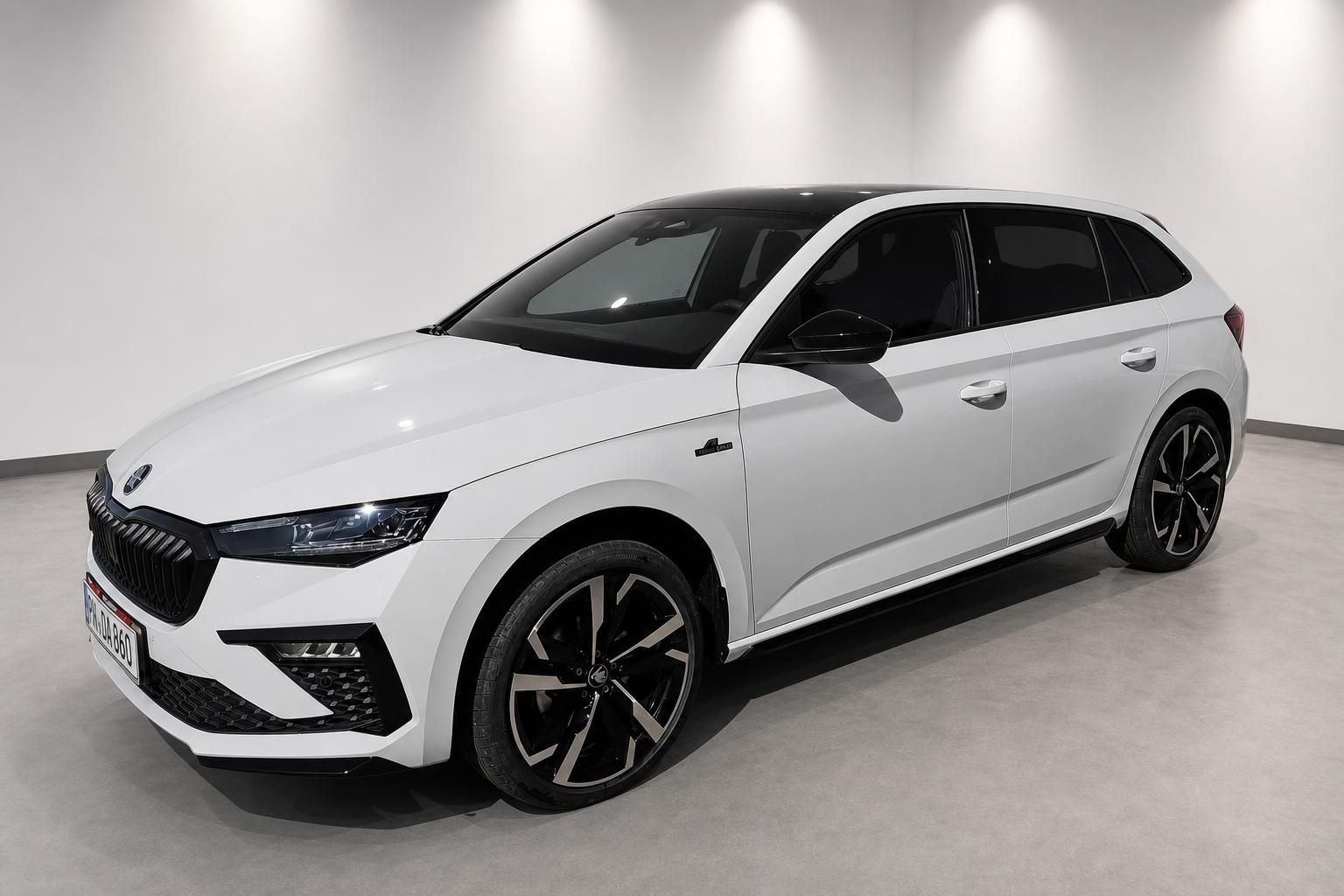 Skoda Scala weiß Frontansicht schräg mit schwarzem Dach und Felgen