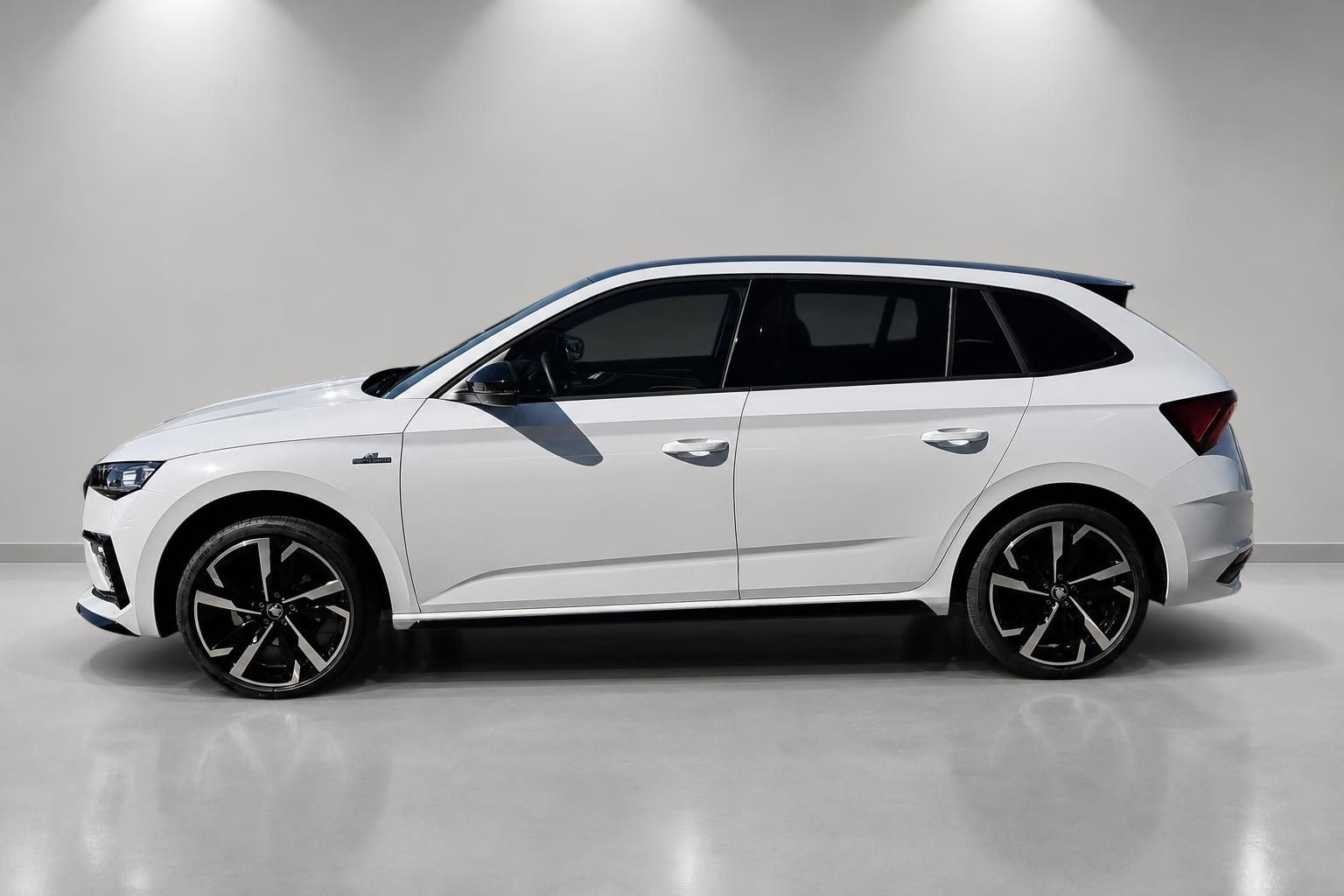 Skoda Scala weiß Seitenansicht mit schwarzem Dach und Alufelgen