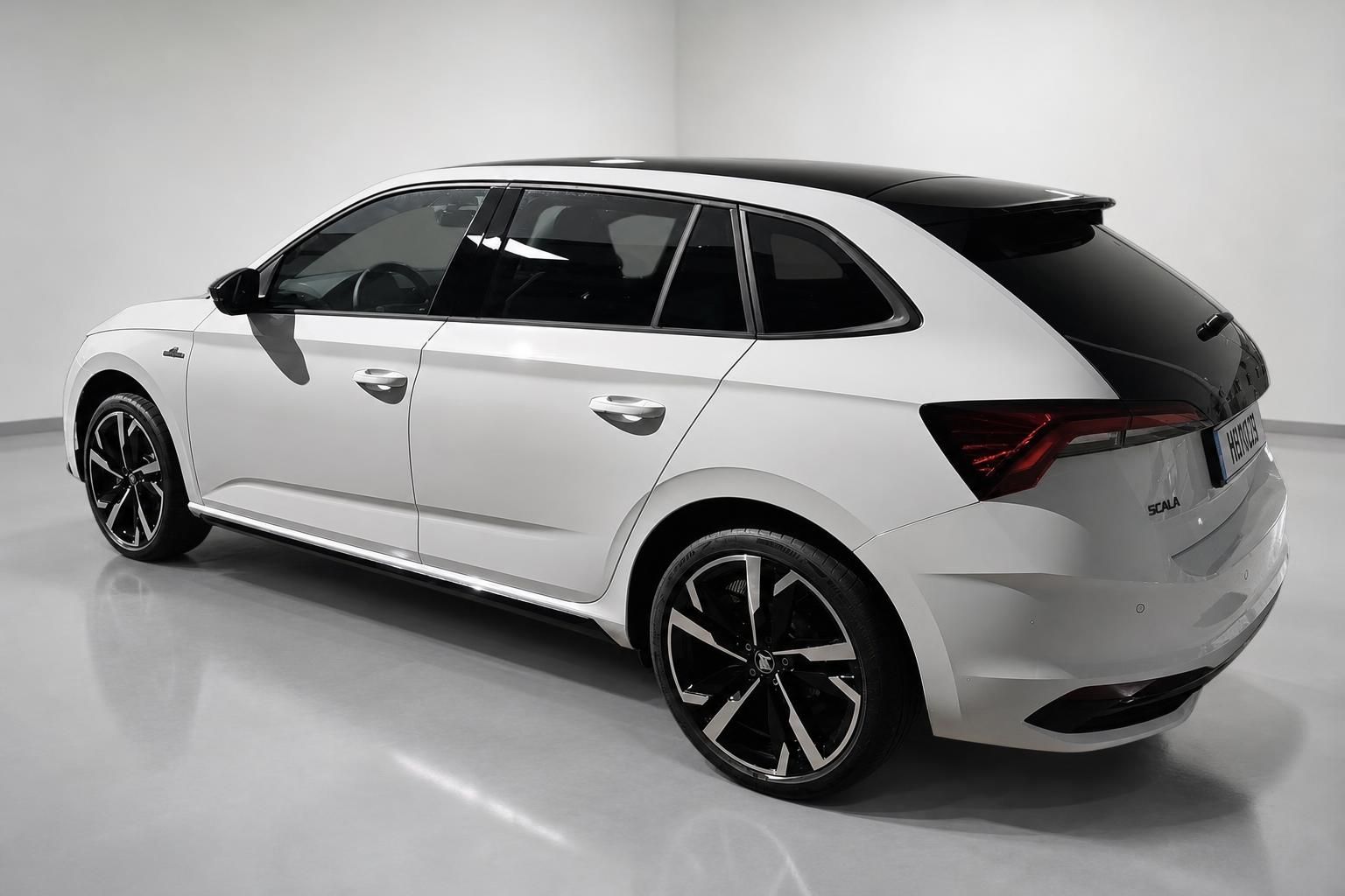 Skoda Scala weiß Heckansicht schräg mit schwarzem Dach und Alufelgen