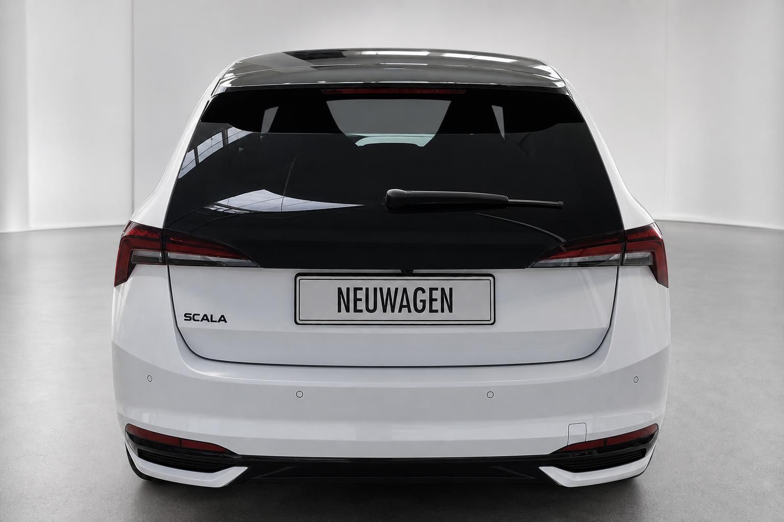 Skoda Scala weiß Heckansicht mit Rückleuchten und Modellschriftzug