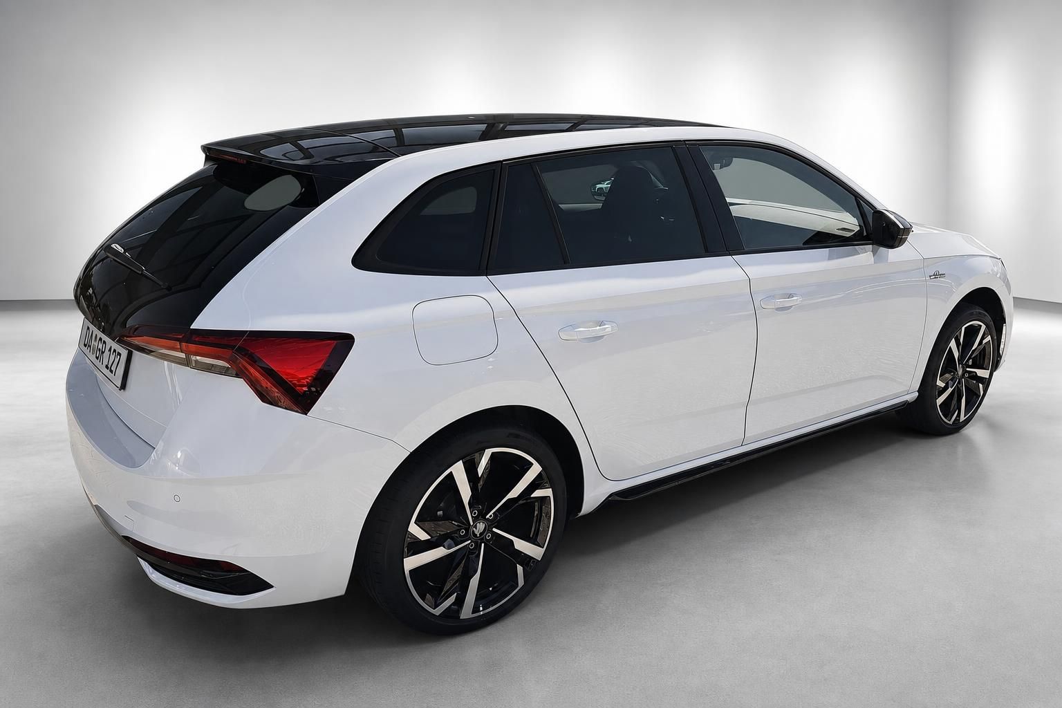 Skoda Scala weiß, Heckansicht schräg mit Panoramadach