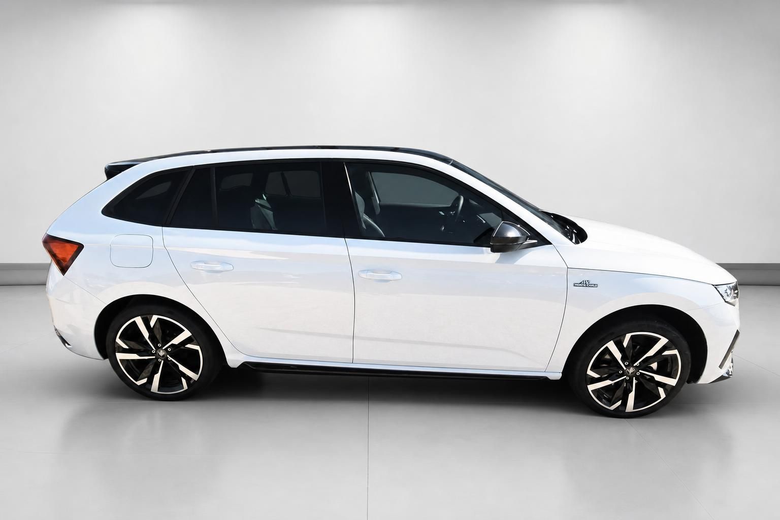 Skoda Scala Monte Carlo weiß, Seitenansicht im Fotostudio